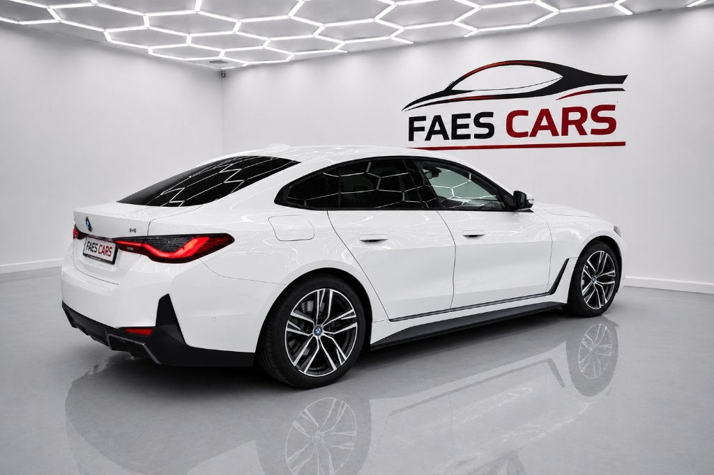 Bmw I4 Edrive 40 pracht staat btw aftrekbaar, Auto's, Dealer onderhouden, 0 cilinders, Wit, Leder