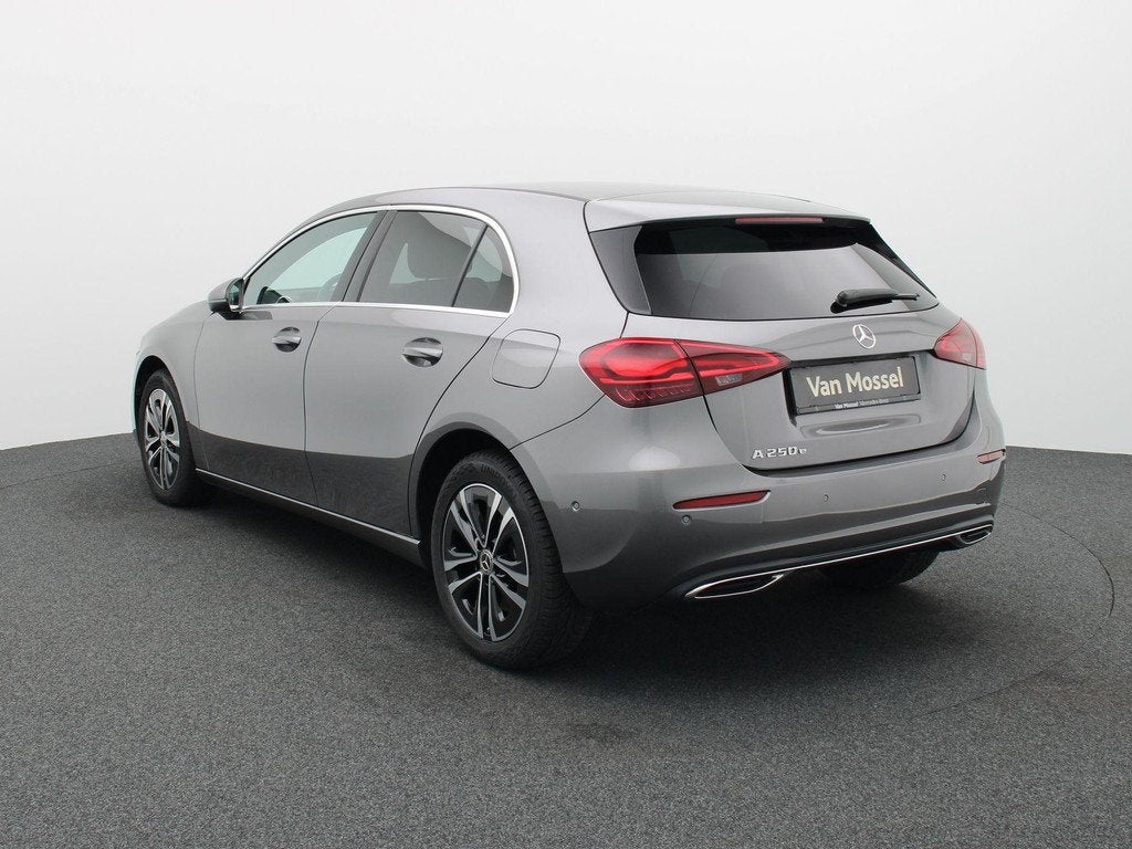 Mercedes-Benz A 250 e Business Line + CARPLAY + LED + CAMERA, Auto's, Gebruikt, 16 kWh, Leder en Stof, Bedrijf