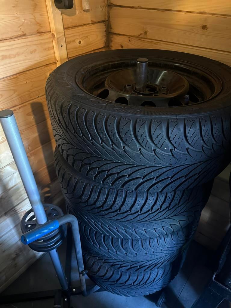 4 pneus d'hiver Goodyear, Autos : Pièces & Accessoires, Neuf, Pneus et Jantes, Pneus hiver, 16 pouces