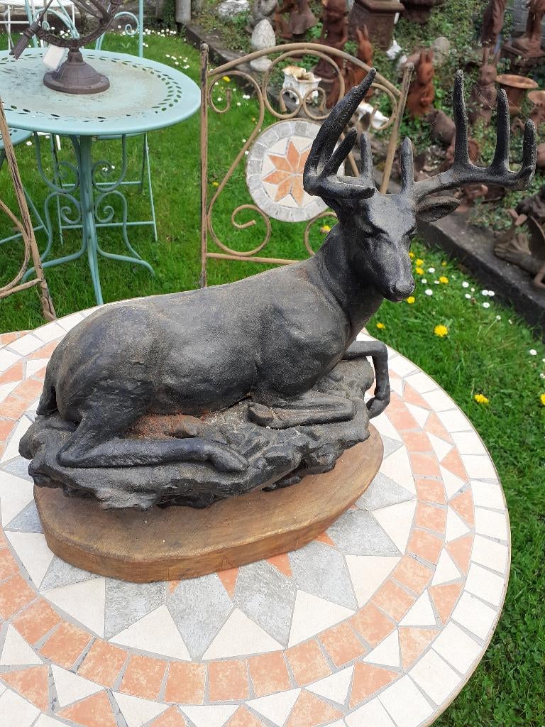 CERF COUCHE EN FONTE PATINEE SUR SOCLE BOIS, Enlèvement ou Envoi, Utilisé, Autres matériaux, Brocante