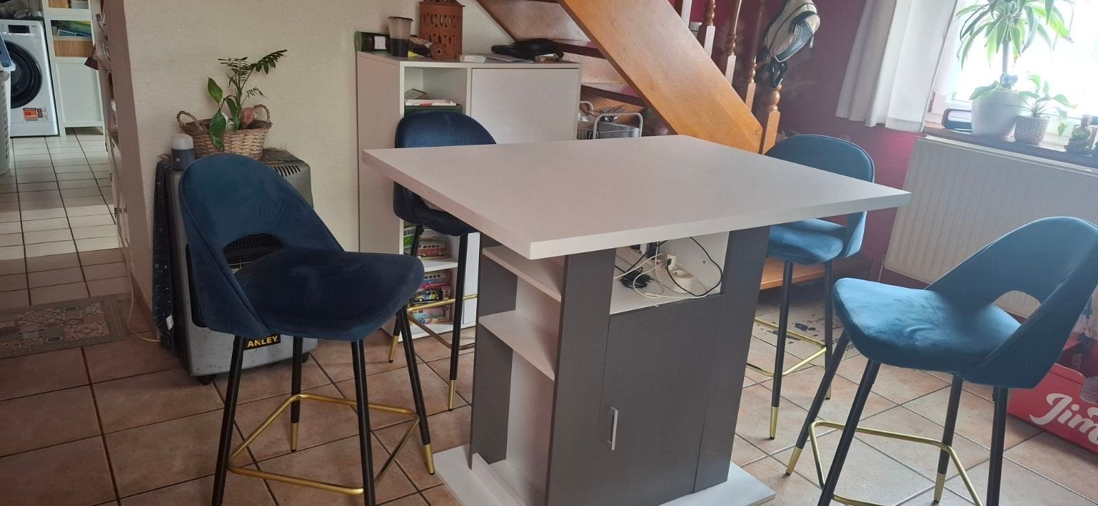 table haute + 4 chaises hautes dont une avec un accro, Enlèvement, Utilisé
