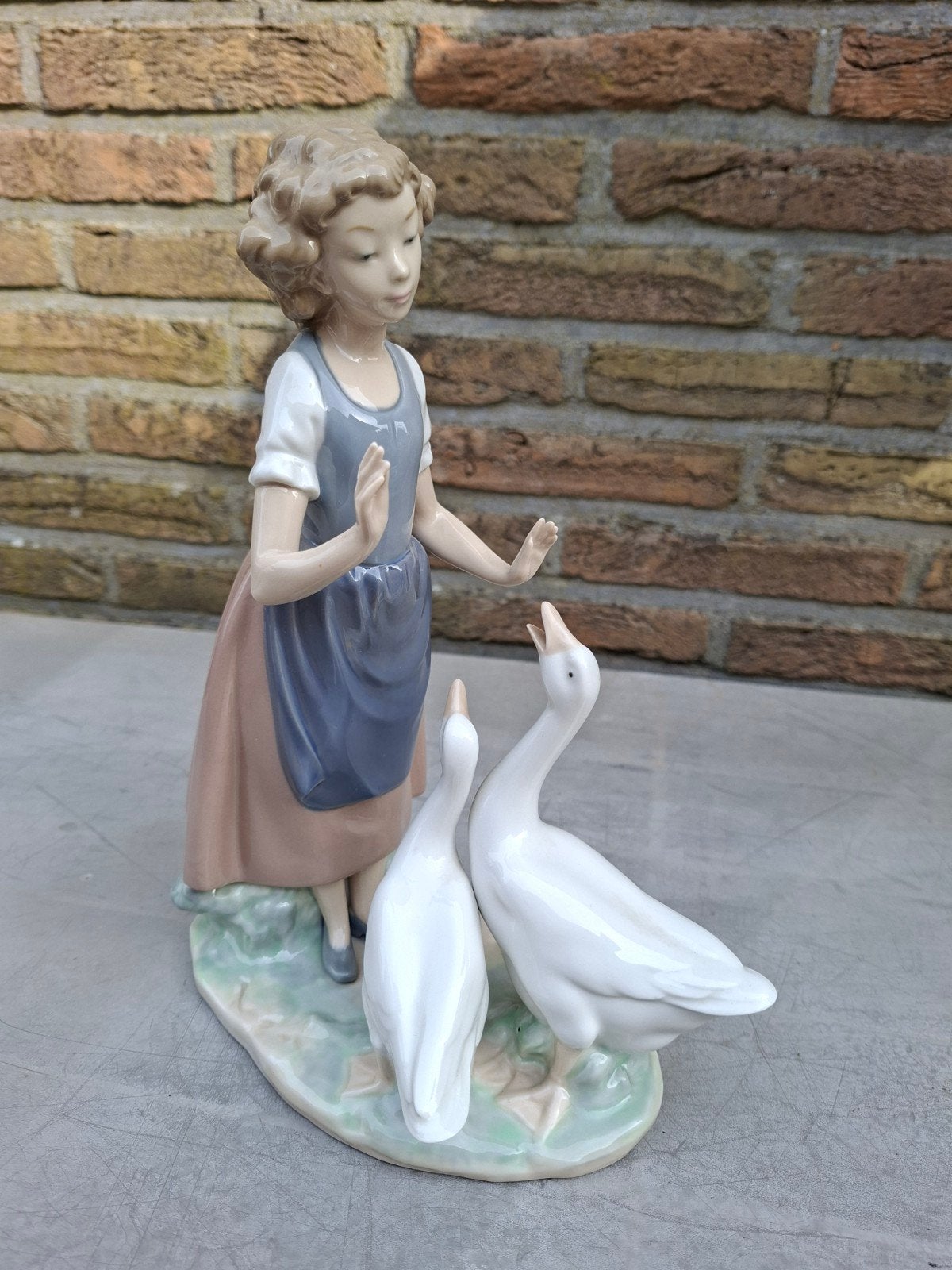 Nao by Lladro - Teaching the geese - porselein beeld, Antiek en Kunst, Ophalen