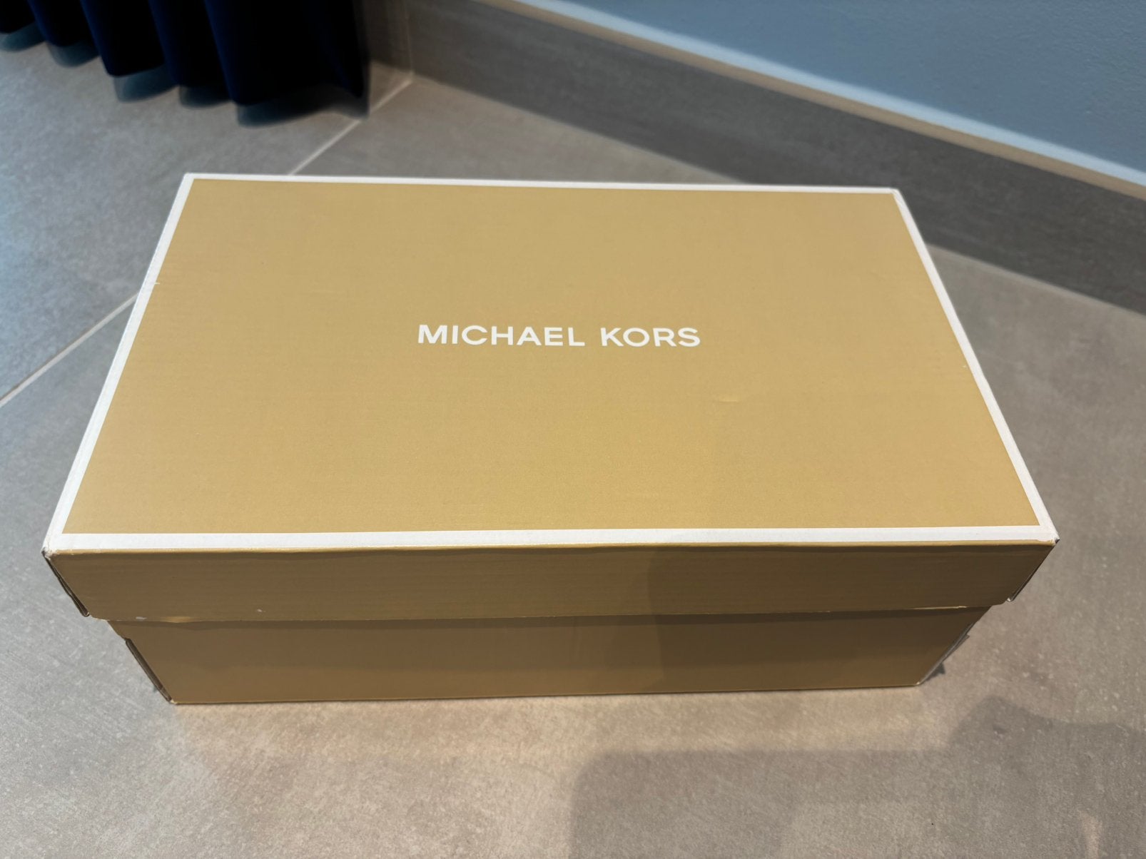 Michael Kors - Plate Thong Sandal (37), Kleding | Dames, Michael Kors, Ophalen of Verzenden, Nieuw, Sandalen of Muiltjes