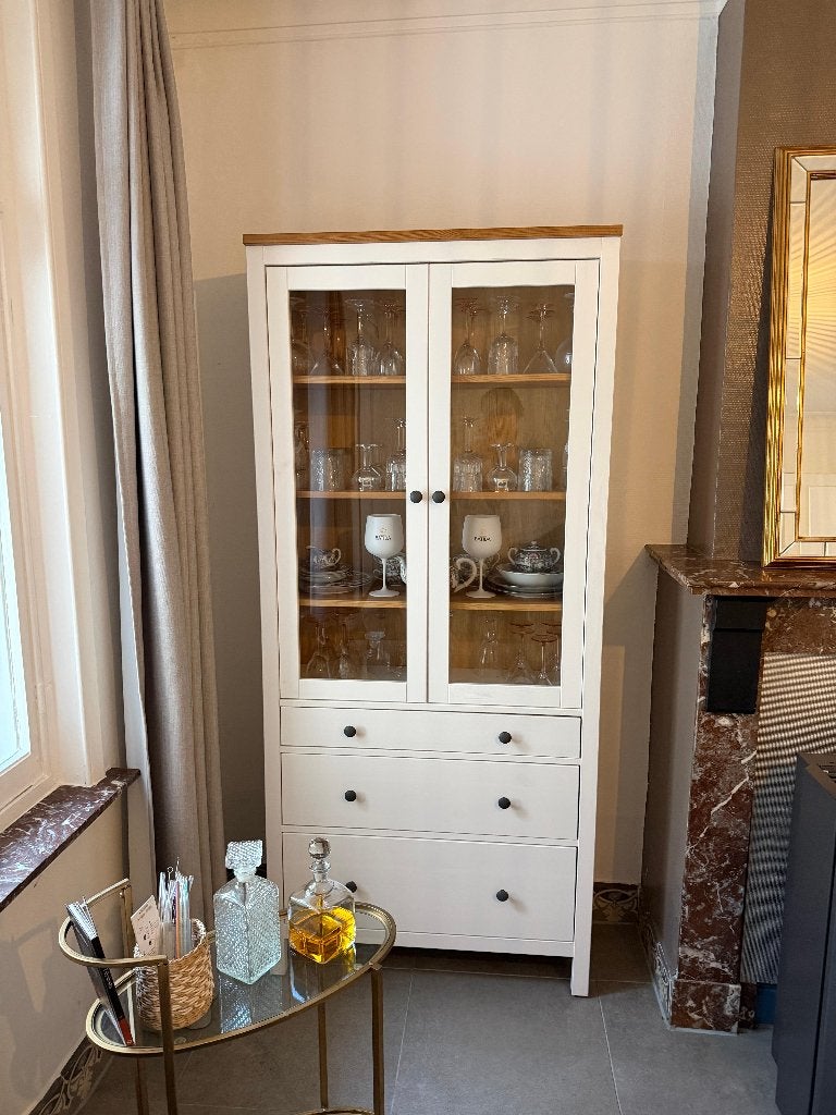 IKEA Hemnes vitrinekast met 3 lades – wit/lichtbruin, Maison & Meubles, Pin, 25 à 50 cm, Landelijk, Utilisé