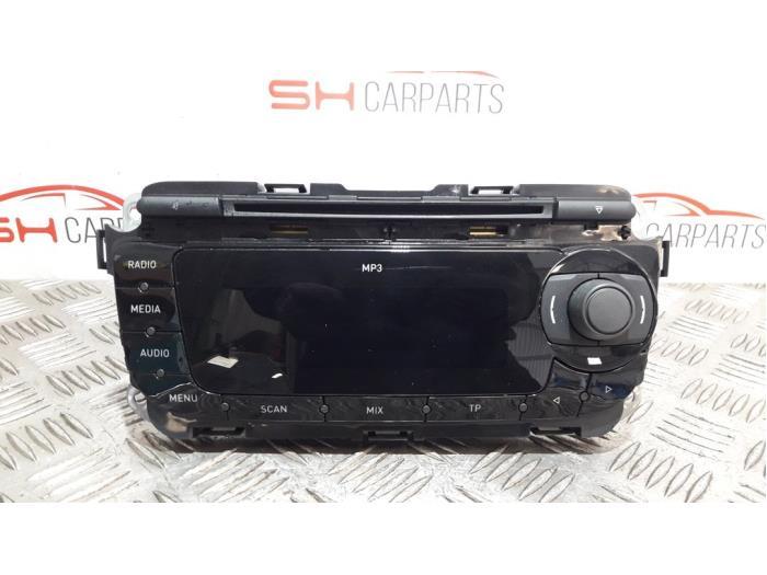 Radio CD Speler van een Volkswagen Golf, Auto-onderdelen, Elektronica en Kabels, Volkswagen, Gebruikt, Ophalen of Verzenden