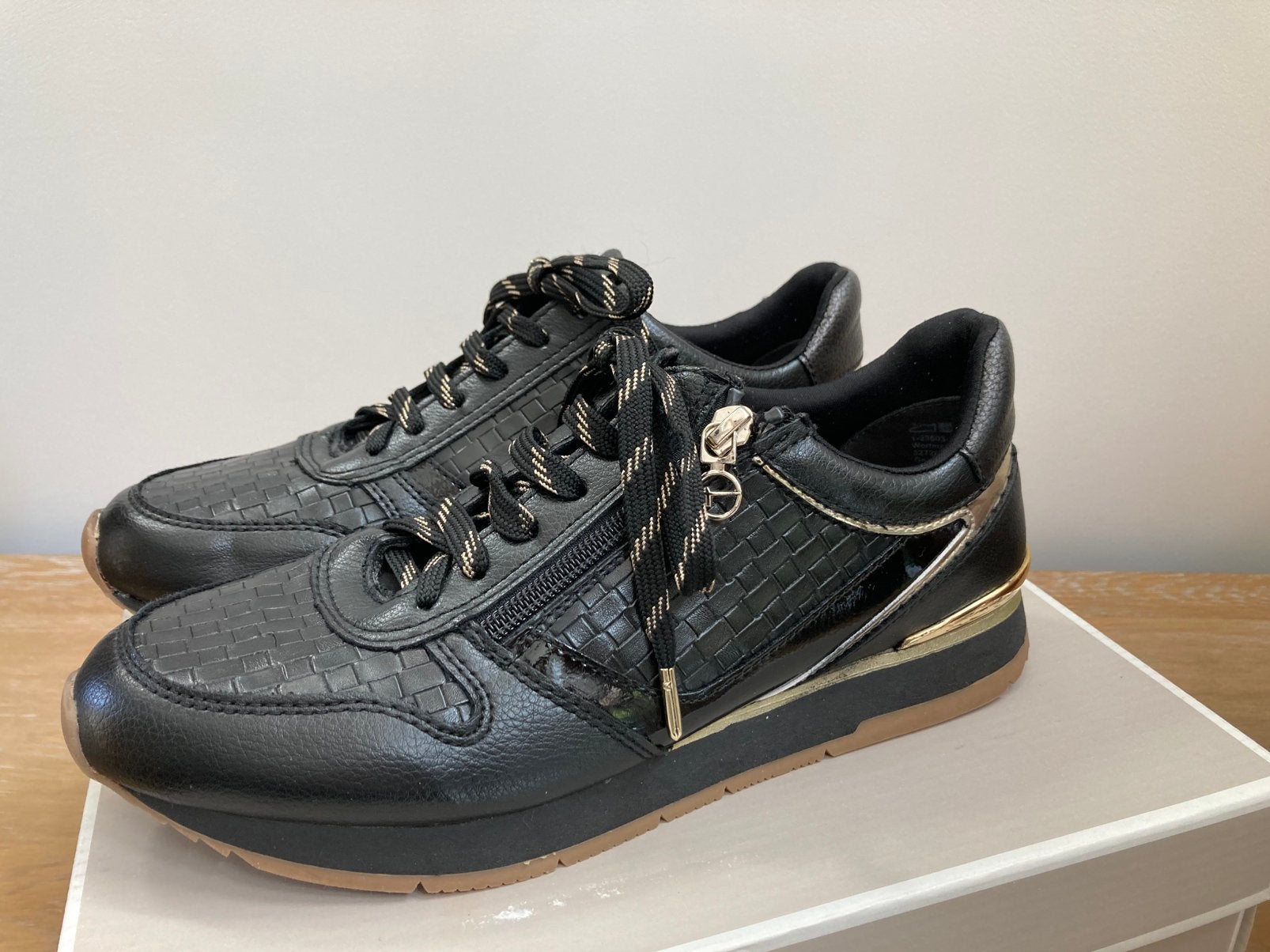 Nouvelles baskets Tamaris. Taille 40., Neuf, Enlèvement ou Envoi, Sneakers et Baskets, Noir