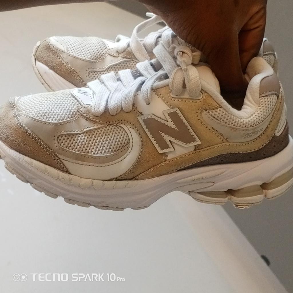 Espadrilles New Balance 2002R — Taille 37 — Beige/Gris, Enlèvement, Utilisé, Chaussures de course à pied