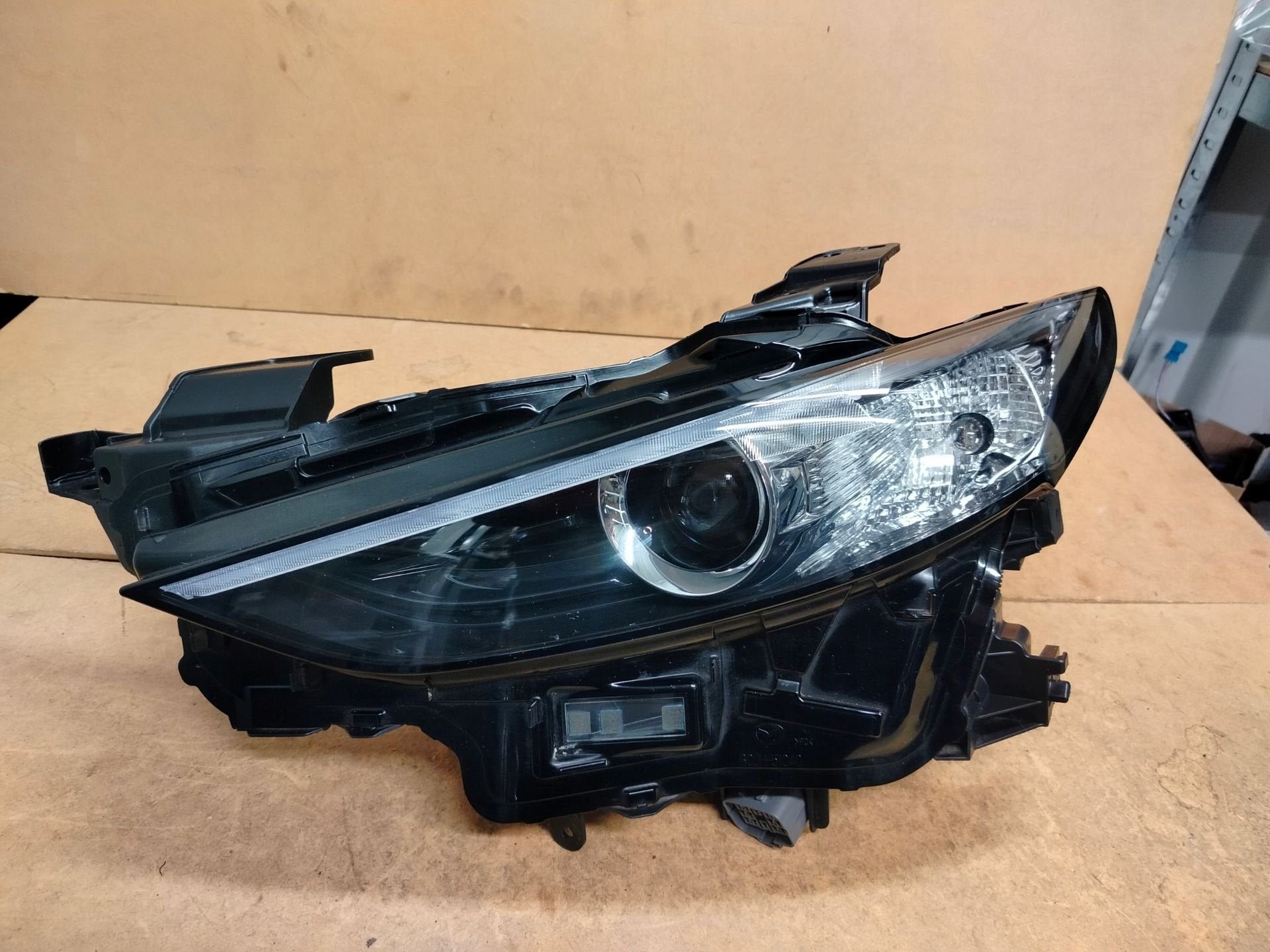 Phare avant gauche Mazda 3 IV BP Lift BCJH-51040, Shinchi, Fuchu-Cho 3-1
730-8670  Hiroshima, Mazda Motor Corporation, Info@mazda.co.jp