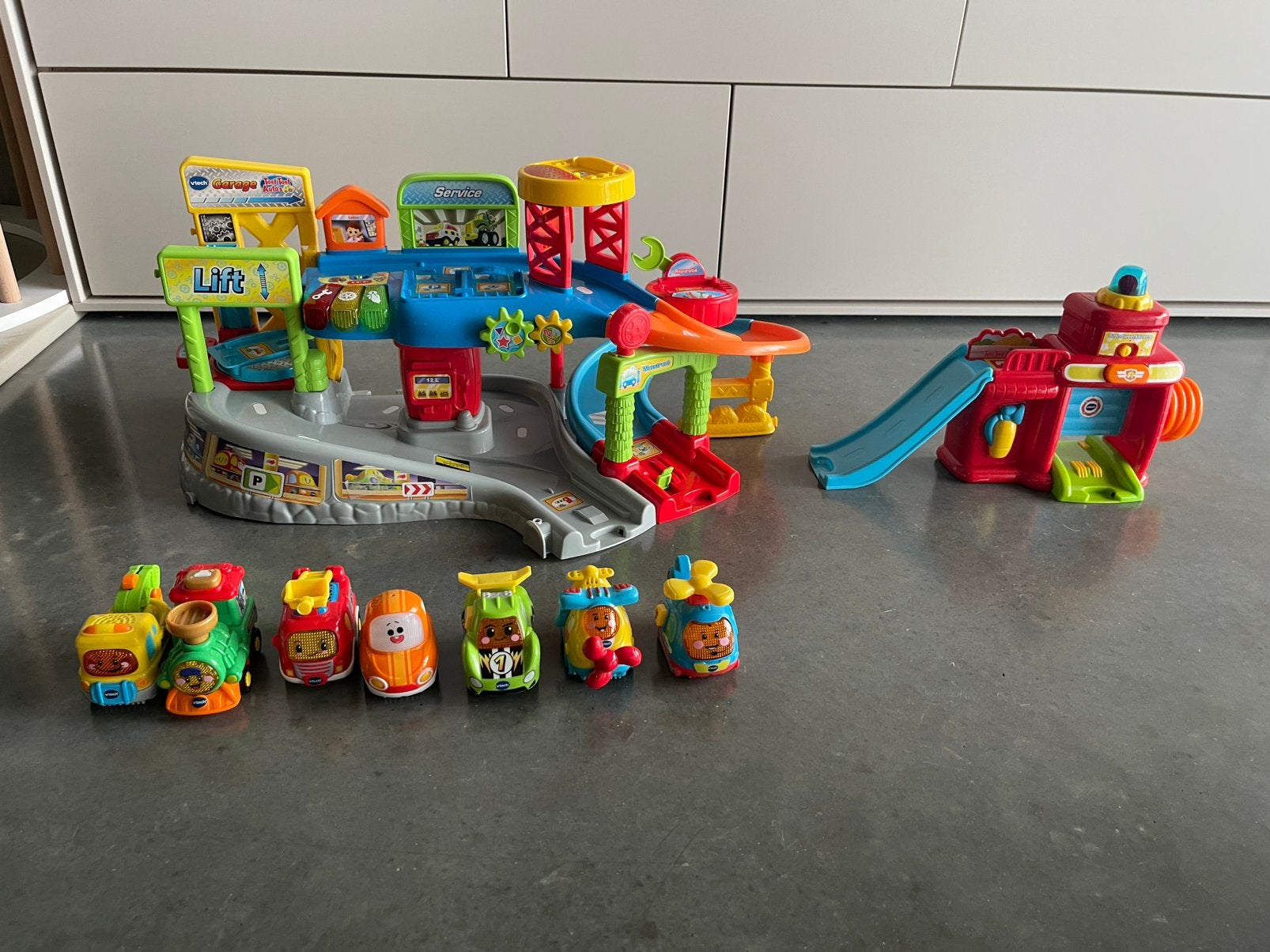 Toet toet garage, auto’s en brandweer, Kinderen en Baby's, Ophalen, Zo goed als nieuw
