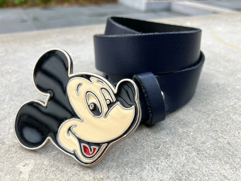 Ceinture collector Disney Mickey (numérotée) – Cuir 65 cm, Collections, Enlèvement ou Envoi, Mickey Mouse, Comme neuf, Vêtements ou Textile