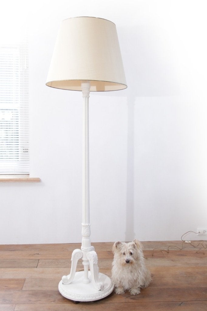 Grote kalk krijtwitte brocante staande lamp van hout, Antiek en Kunst, Ophalen