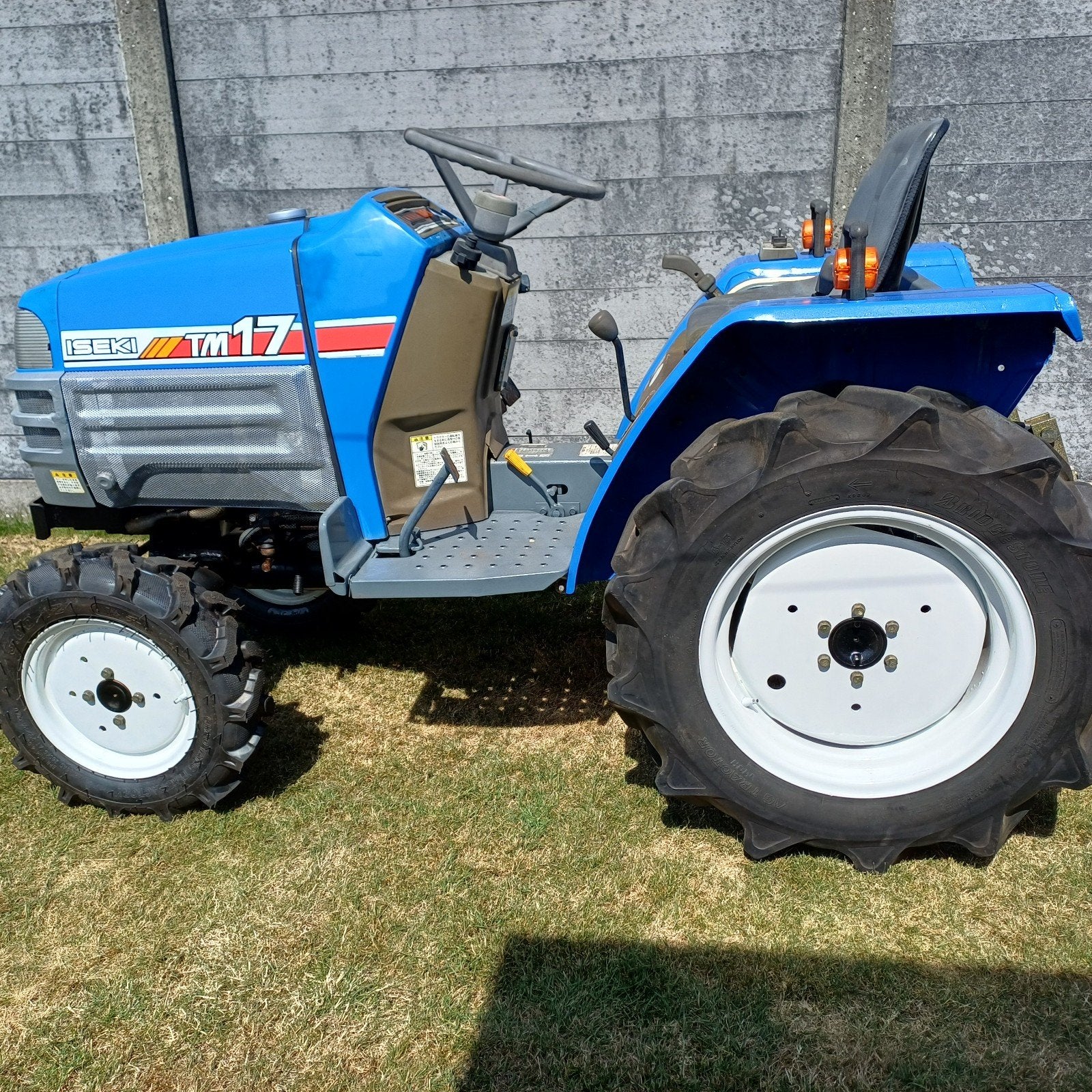Mini-tracteur à 4 roues motrices Iseki TM 17, Enlèvement