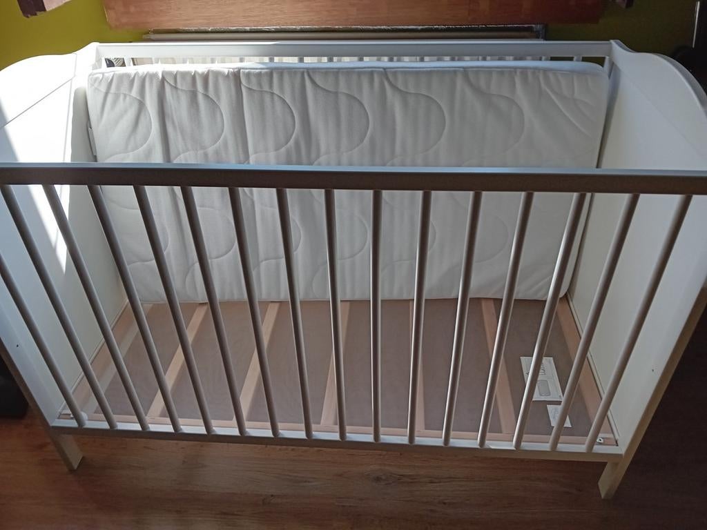 Babybed ikea met matras goede staat, Kinderen en Baby's, Ophalen