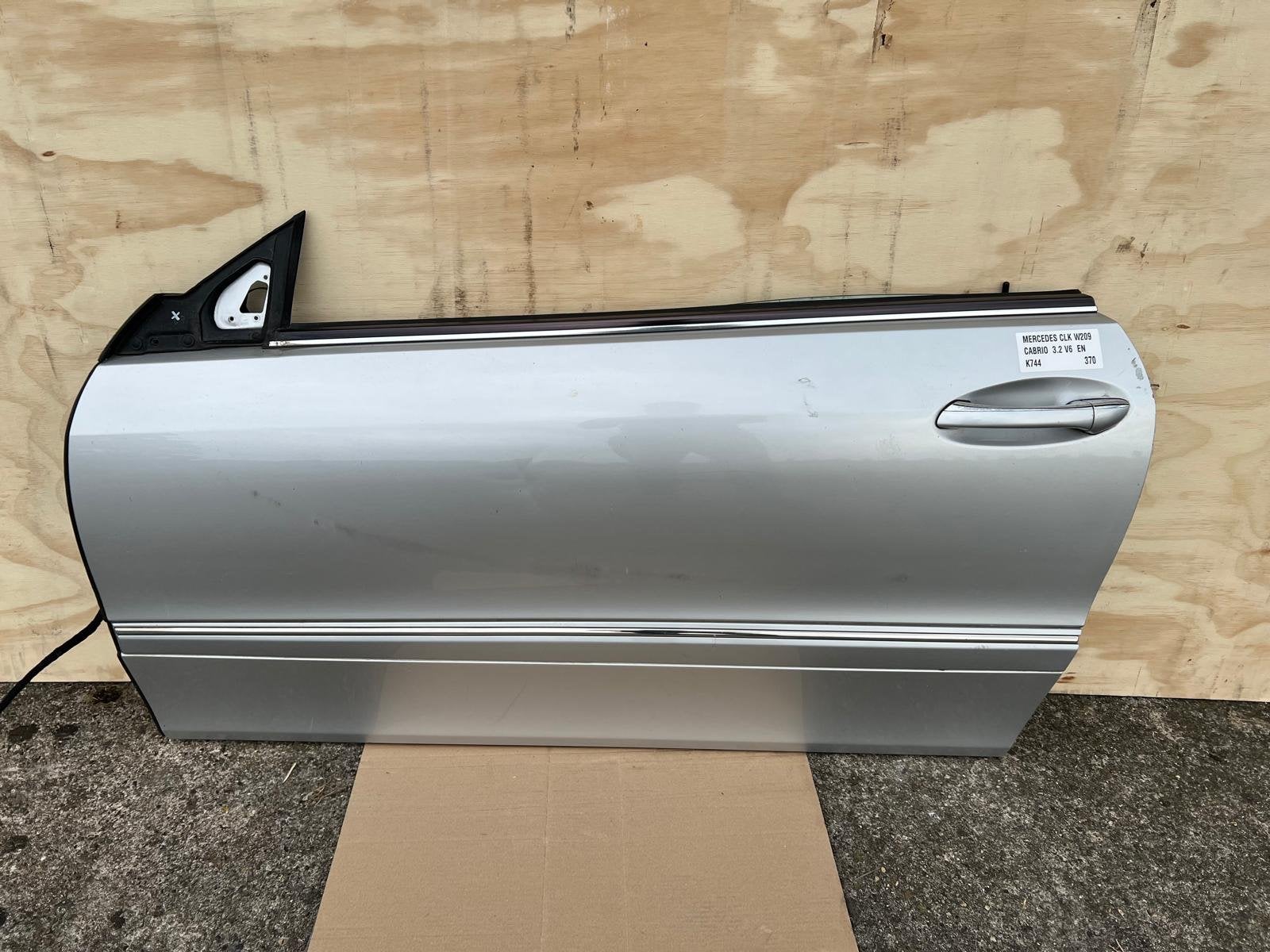 Porte avant gauche Mercedes-Benz CLK Cabrio A209 K744 2003 2, Mercedes-Benz AG, Mercedes-Benz, Utilisé, Mercedesstrasse 120
70372  Stuttgart, DE
