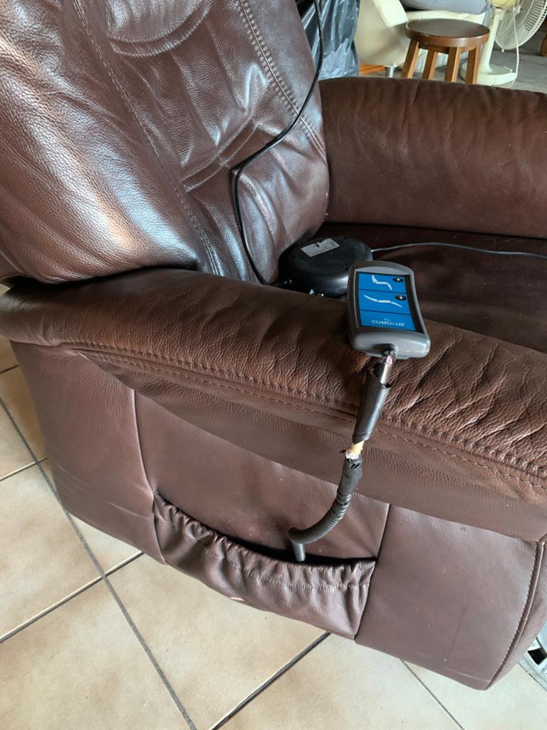 Relaxzetel ELECTRISCH Leder Op Wielen Werkt Perfect, Huis en Inrichting, Ophalen, Zo goed als nieuw