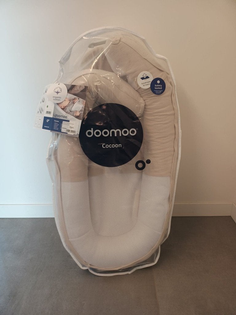 Doomoo Cocoon babynestje in de kleur beige (jersey sand), Kinderen en Baby's, Kinderspulletjes, Ophalen, Zo goed als nieuw