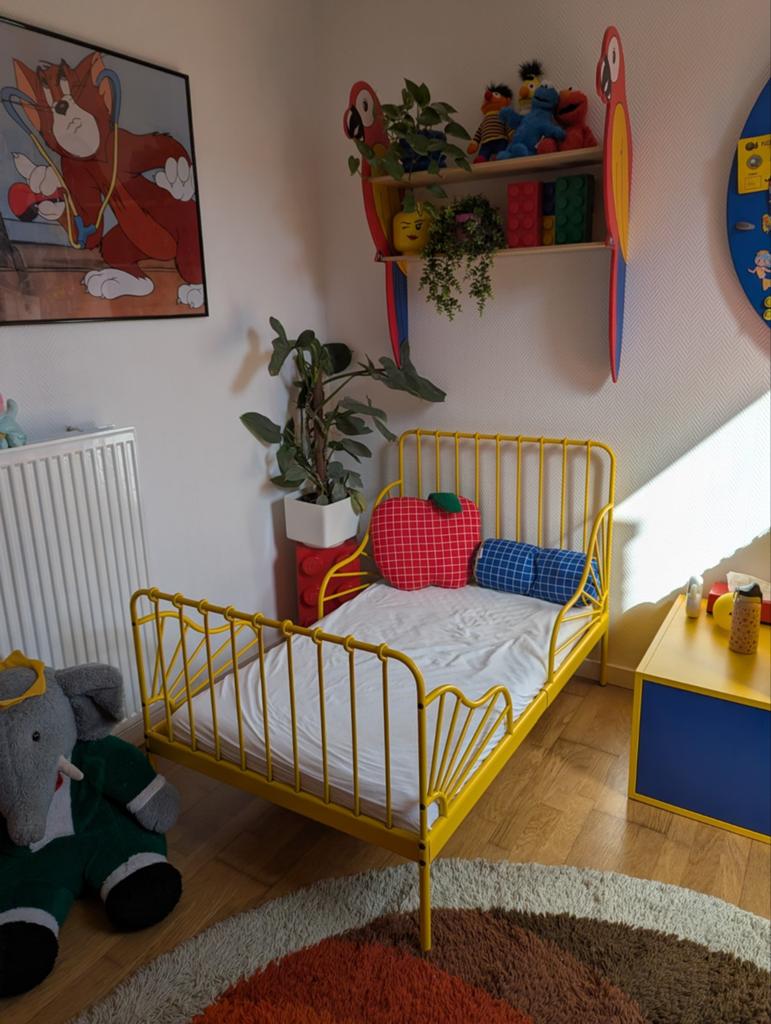 Geel Ikea bed minnen met lattenbodem en matras, Ophalen of Verzenden, Lattenbodem