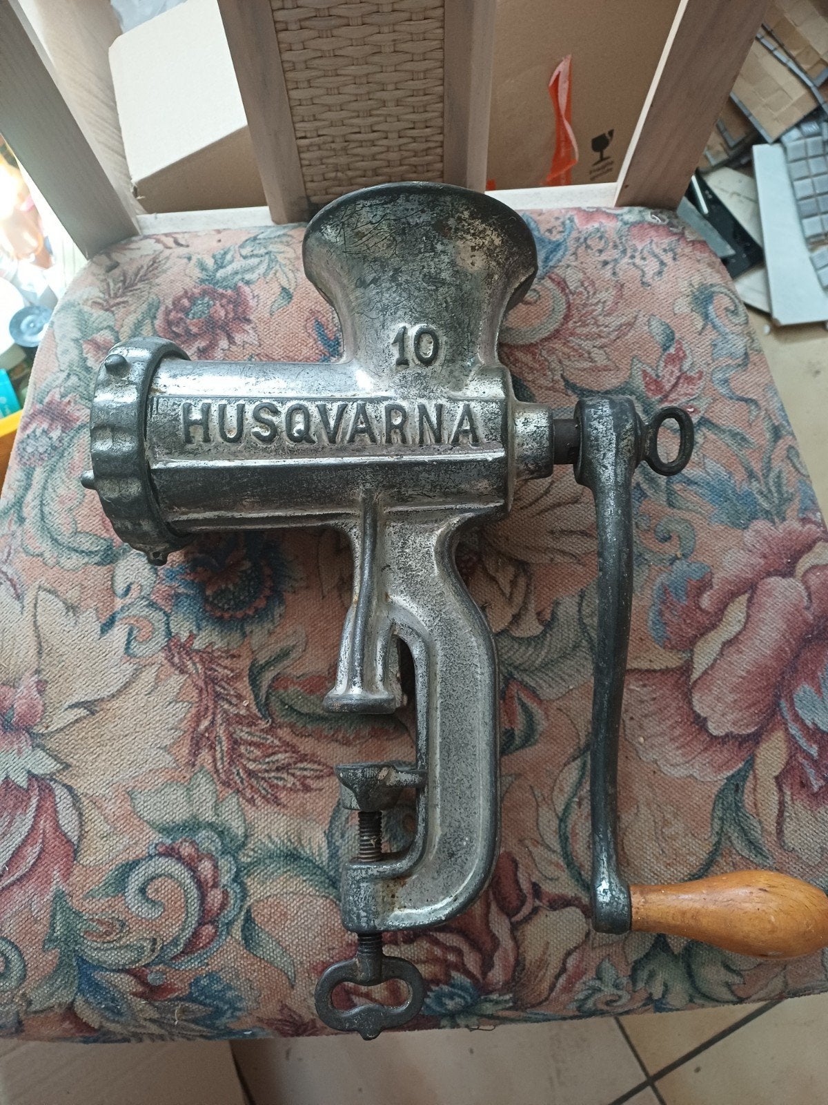 Antiek vleesmolen Husqvarna 10, Ophalen