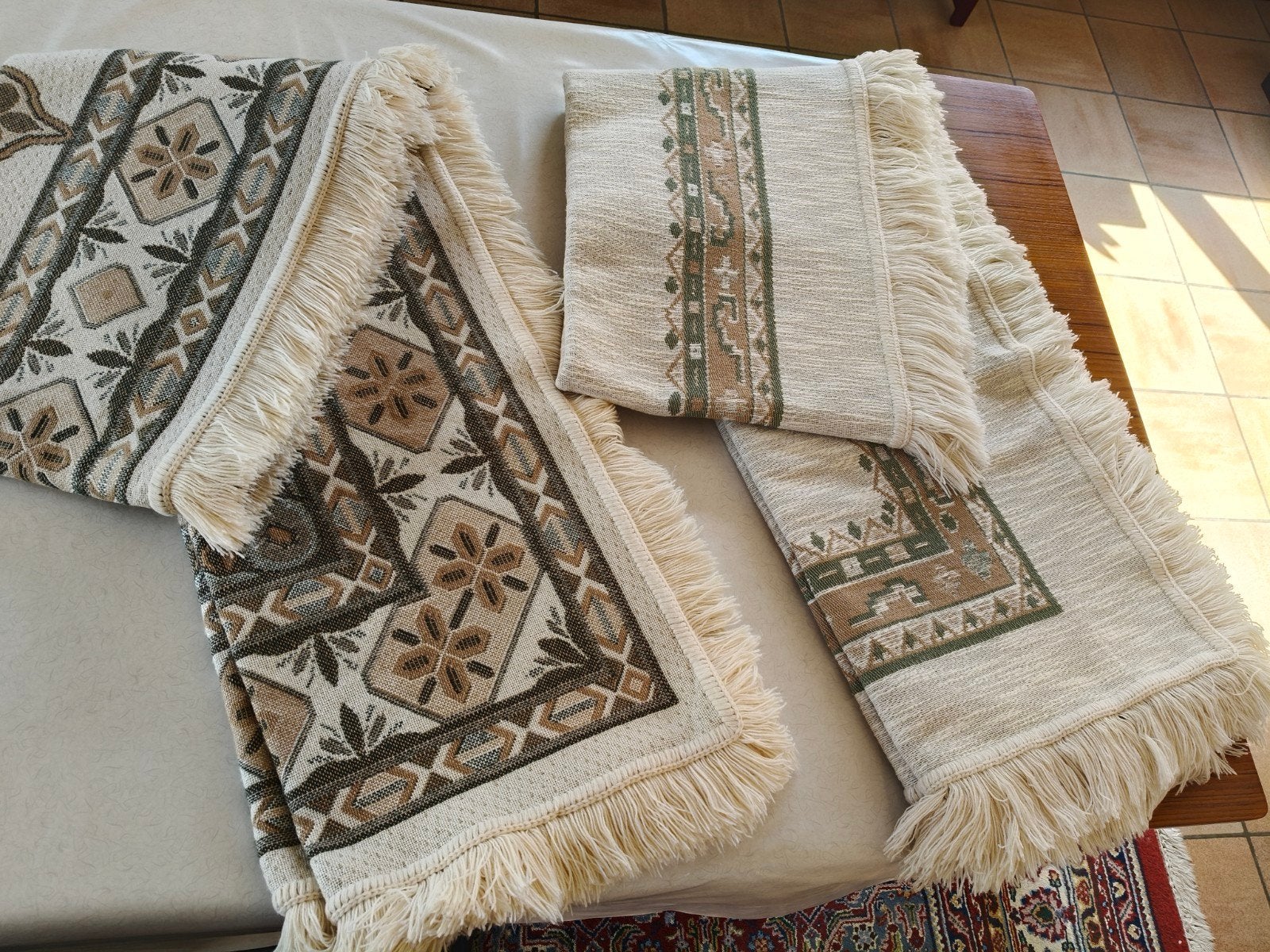 2 winterse tafelkleden met franjes, Ophalen of Verzenden, Zo goed als nieuw, Franjes/kwastjes, Beige