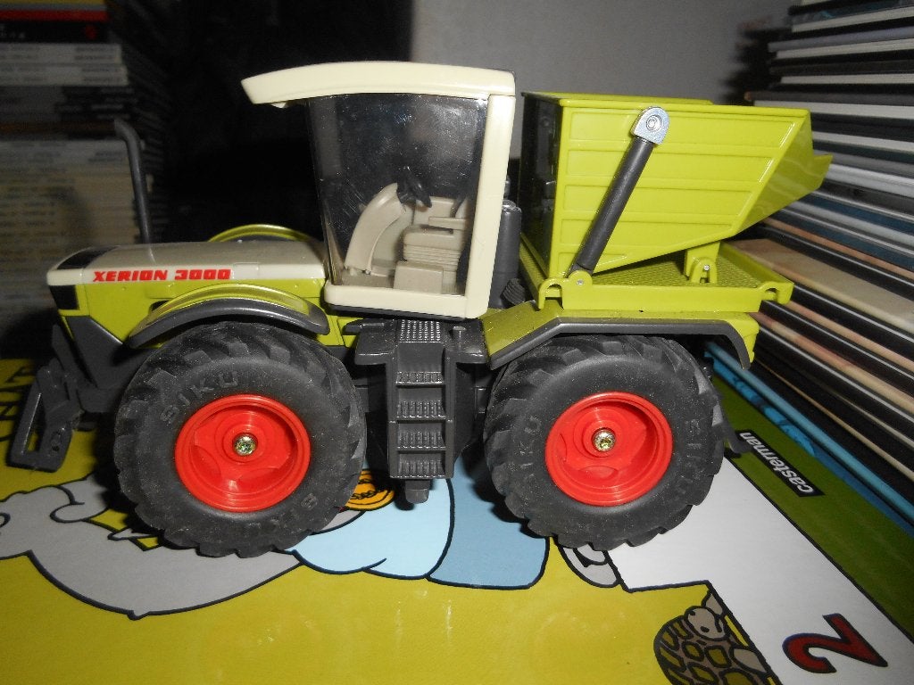 SIKU 1/32 Xerion 3000, Hobby en Vrije tijd, Ophalen of Verzenden, SIKU
