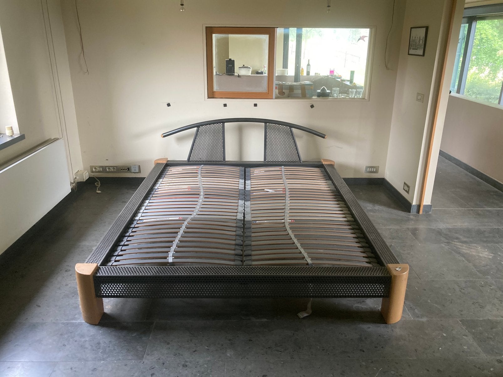 Joli lit double 160x200 avec sommier à lattes, Enlèvement, Comme neuf, Métal