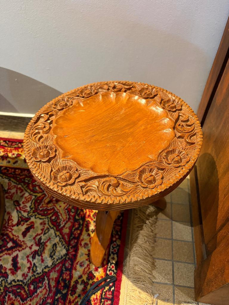 Vintage handgesneden houten bijzettafel / plantentafeltje, Antiek en Kunst, Ophalen