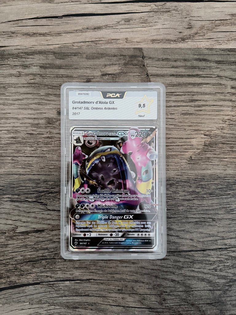Carte Pokémon - Grotadmorv d’Alola GX - PCA 9.5, Enlèvement ou Envoi, Neuf, Cartes en vrac, Foil