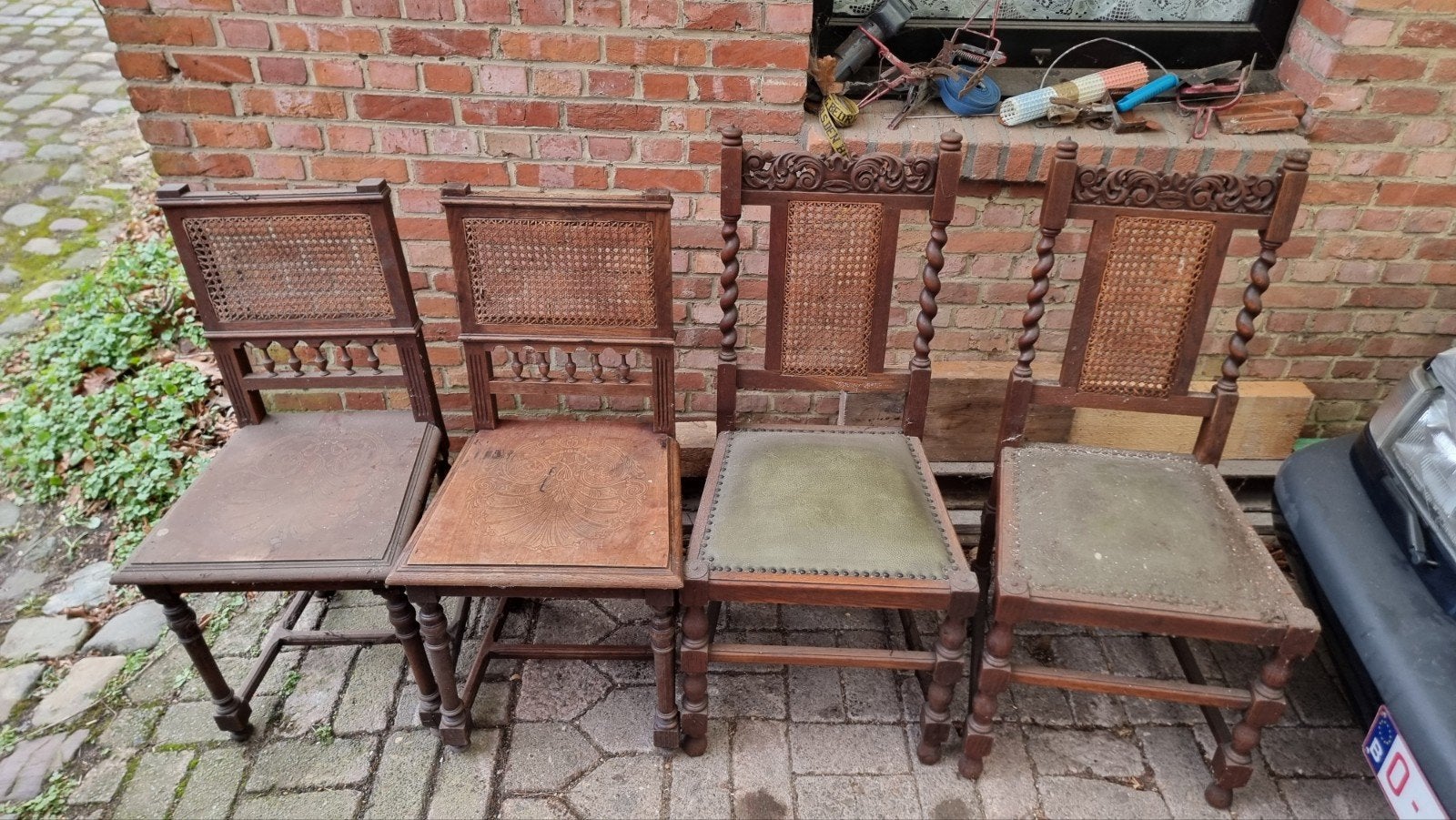 Antieke mechelse stoelen, Enlèvement
