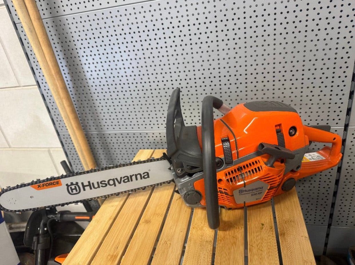 Husqvarna 550XP kettingzaag 2025 zeer sterk, Doe-het-zelf en Bouw, Gereedschap | Zaagmachines, Ophalen, Zo goed als nieuw, Husqvarna