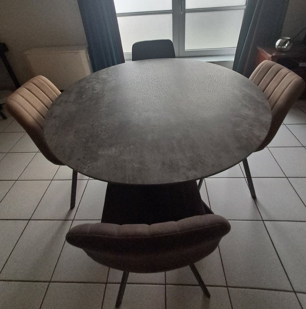 Ronde tafel betonlook met 4 stoelen, Huis en Inrichting, Tafels | Eettafels, Ophalen, Gebruikt, Rond, Vier personen