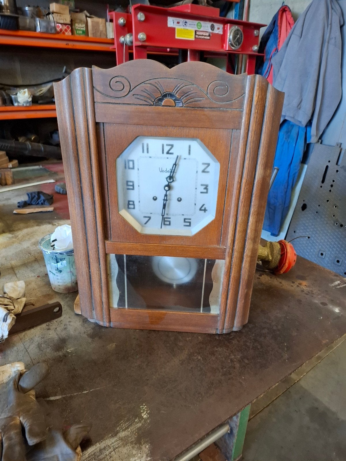 horloge suspendue vedette, Enlèvement