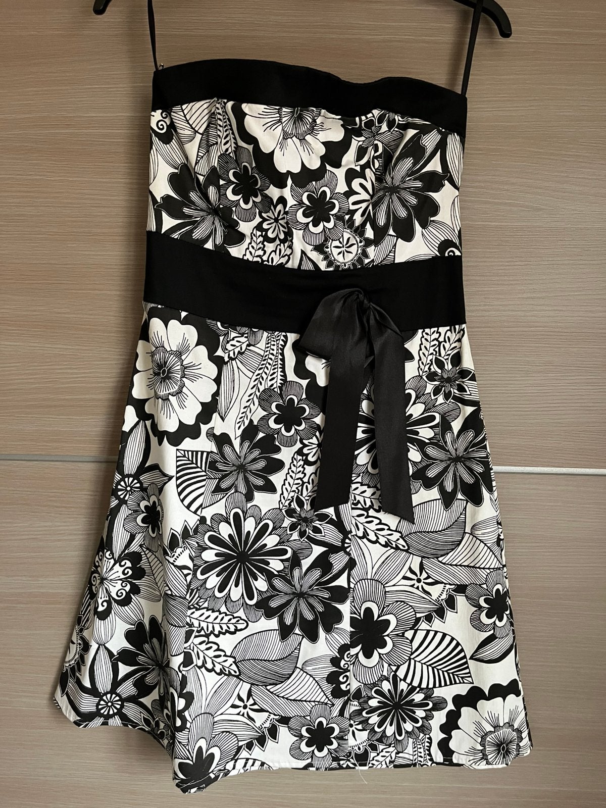 Zwart/witte strapless jurk - maat M, Ophalen of Verzenden, Zo goed als nieuw, Maat 38/40 (M), Zwart