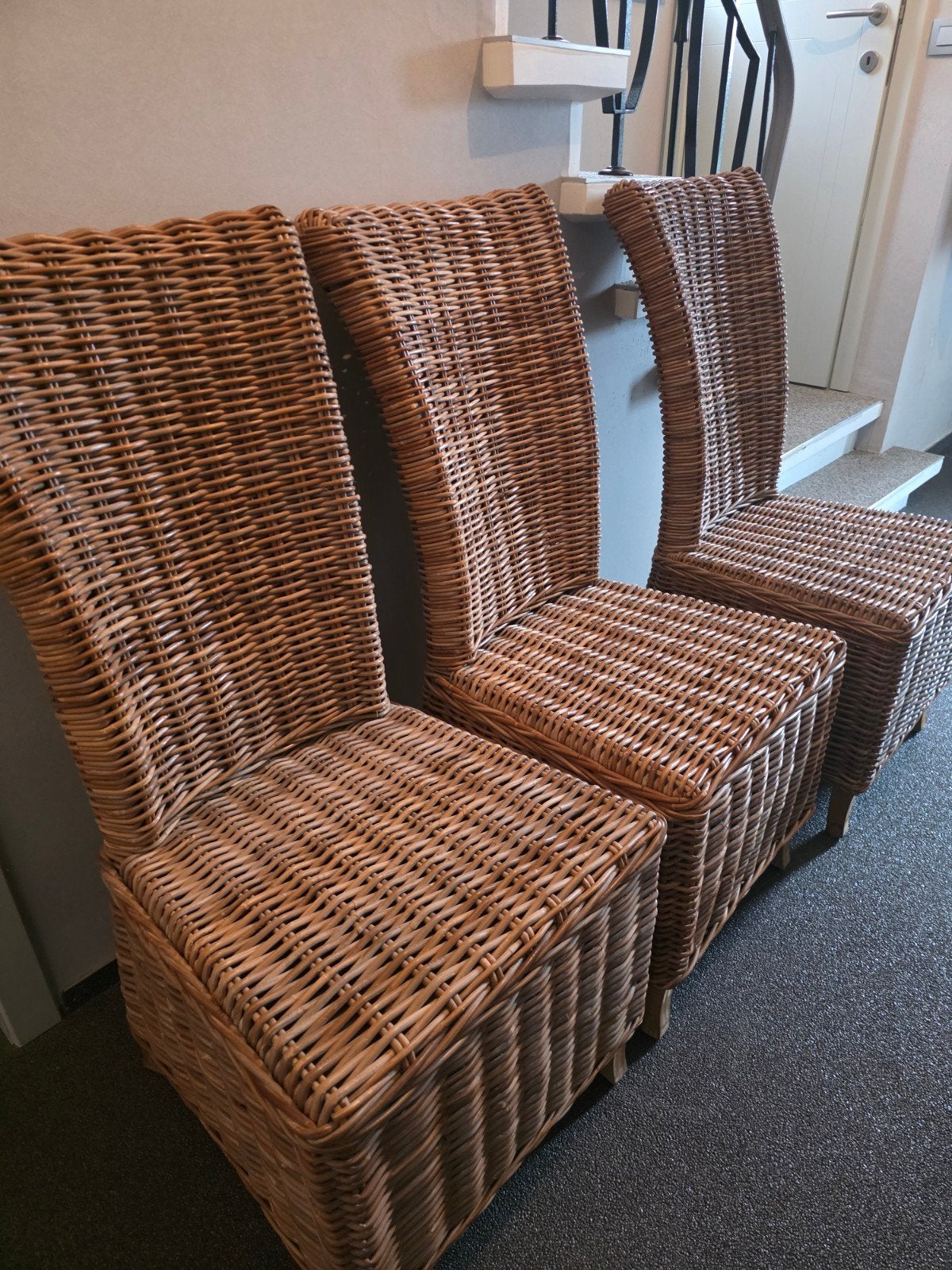 5 rieten stoelen .bruine kleur., Huis en Inrichting, Stoelen, Ophalen, Gebruikt, Bruin, Riet of Rotan