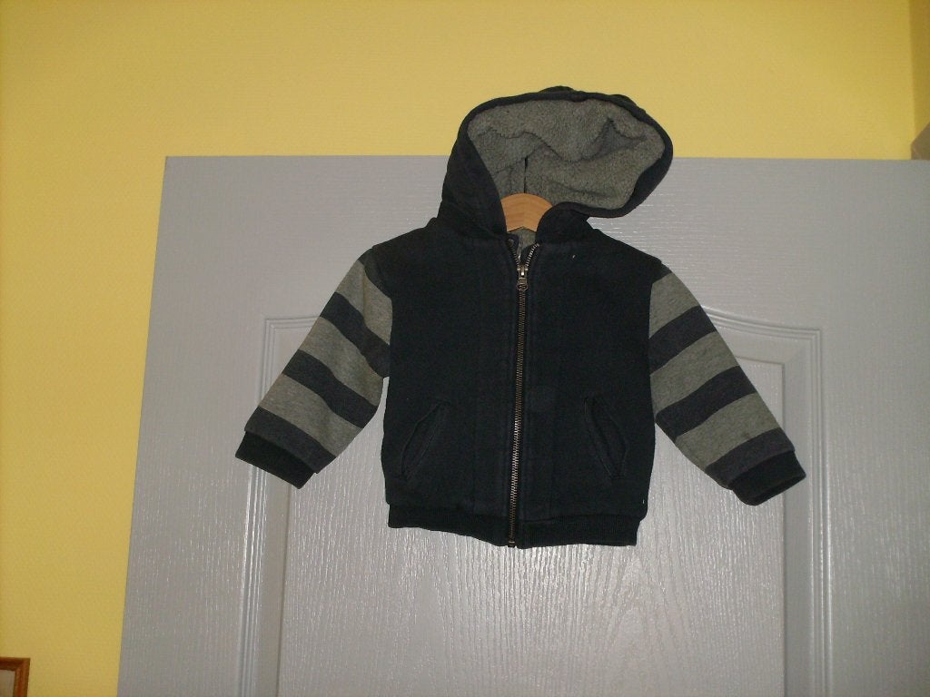 a vendre gilet bébé, Enfants & Bébés, Vêtements de bébé | Taille 80, Enlèvement ou Envoi, Comme neuf, Garçon, Pull ou Veste
