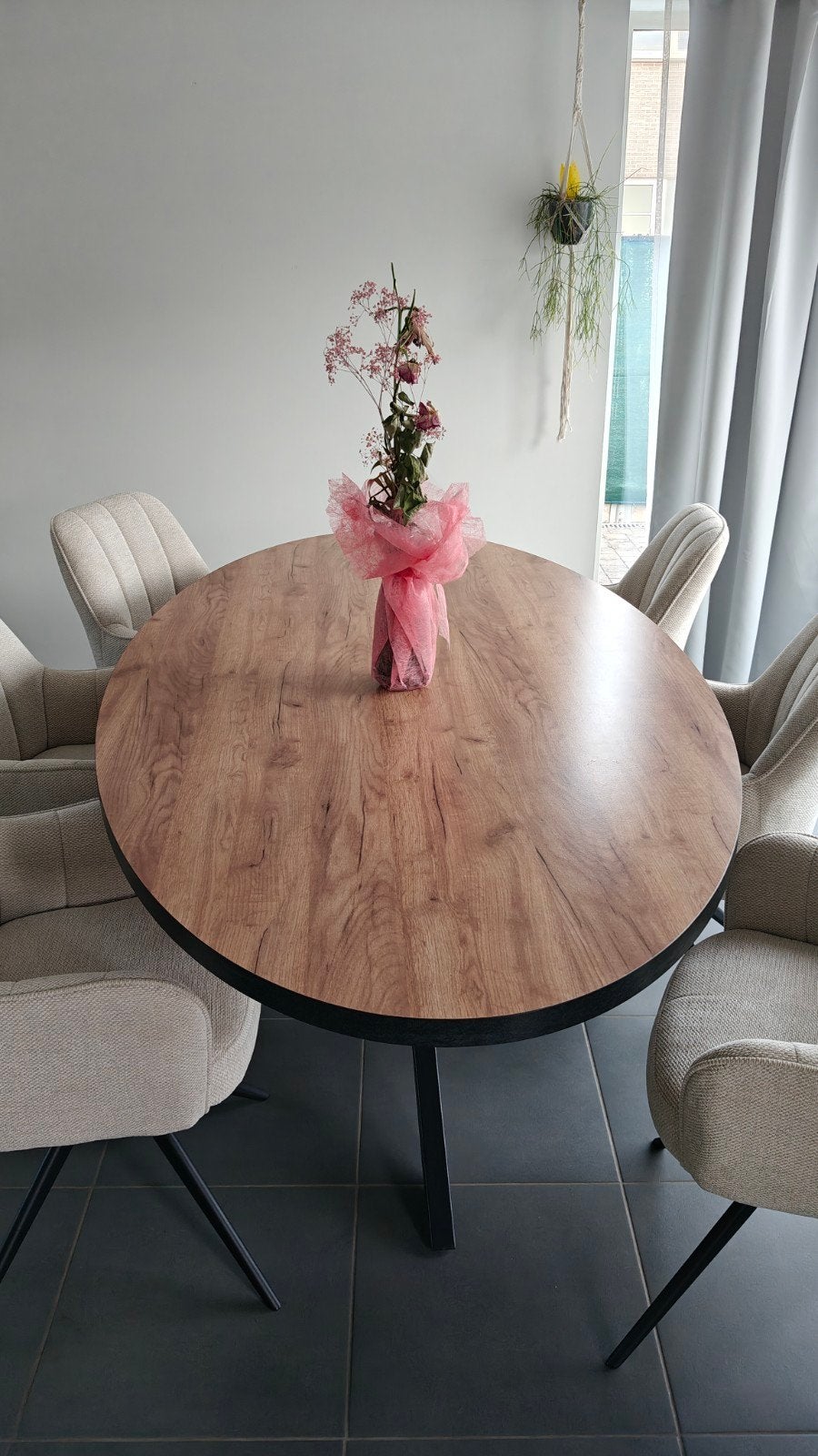 Table à manger ovale, Enlèvement