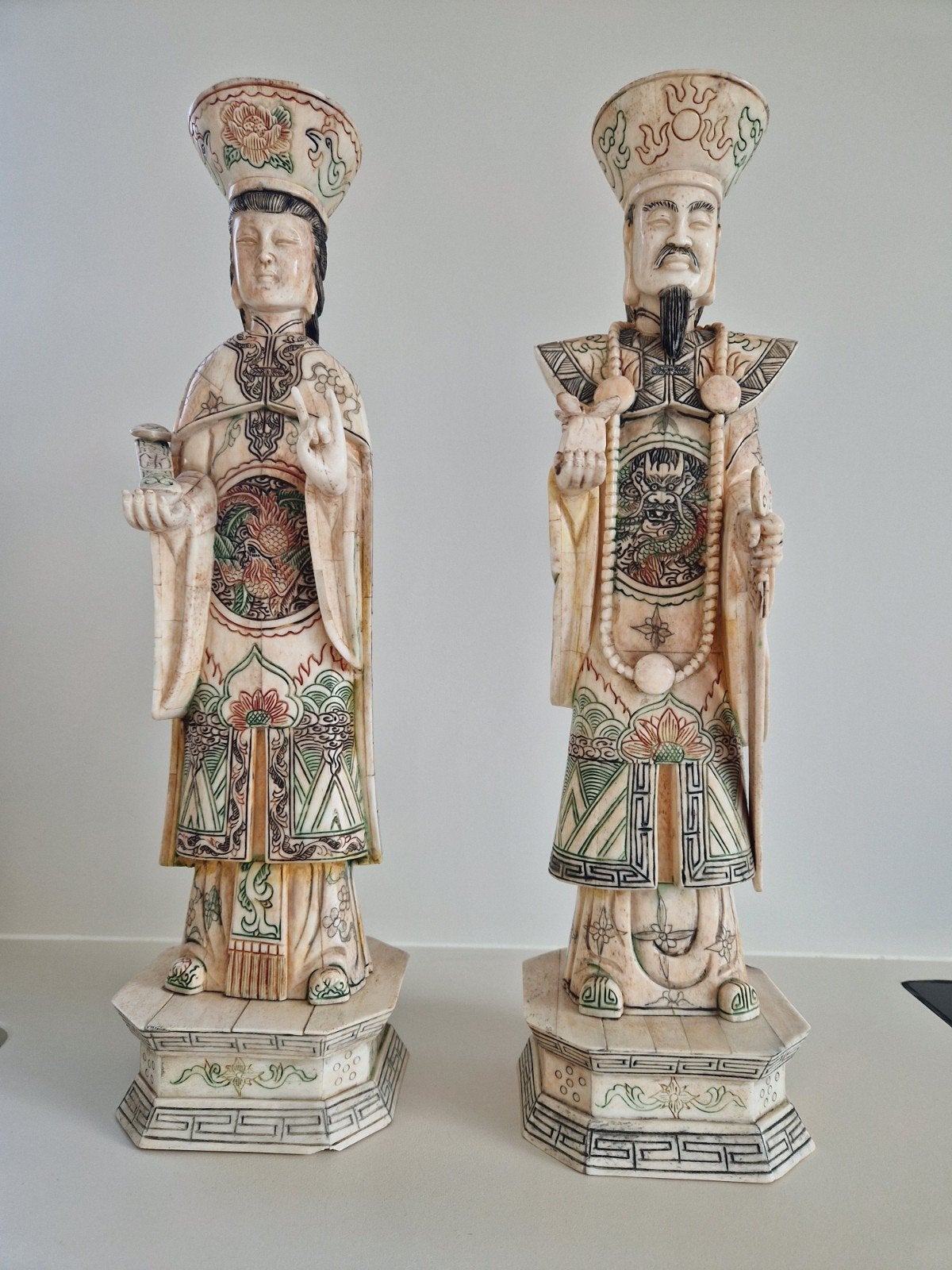 Chinese beelden uit  handgesneden been/bot 46 cm hoog, Antiek en Kunst, Ophalen of Verzenden, Azië, Beeld, 20 - 50 cm