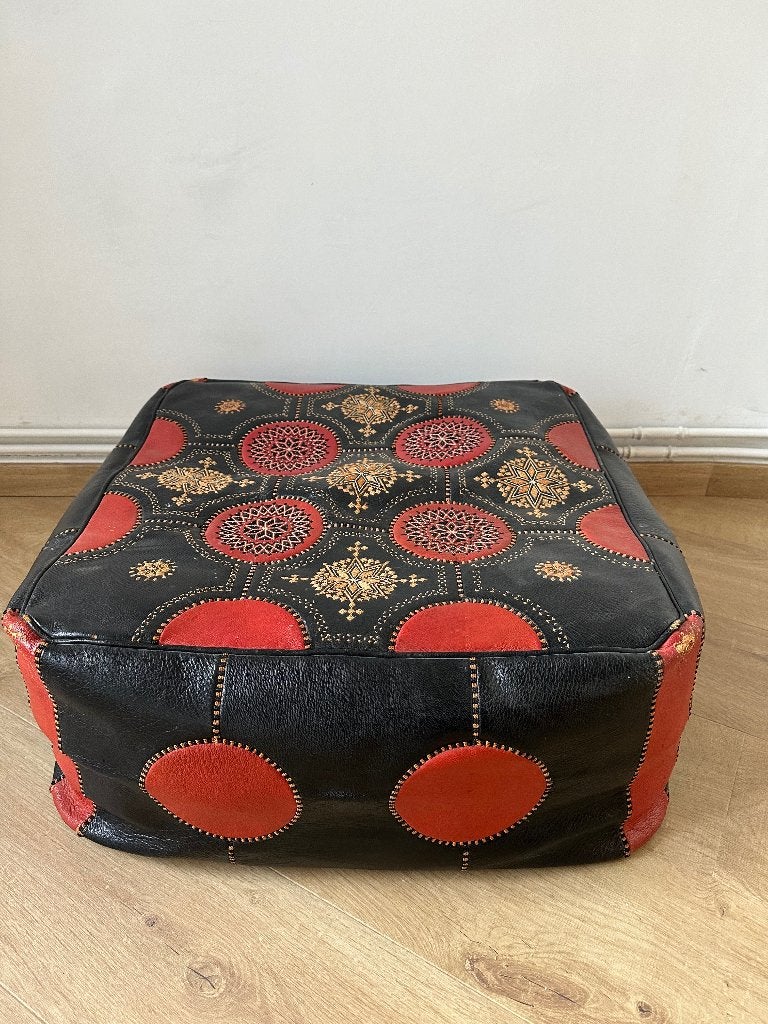 Pouf marocain vintage en cuir noir et rouge, Maison & Meubles, Enlèvement, Rouge, Pouf