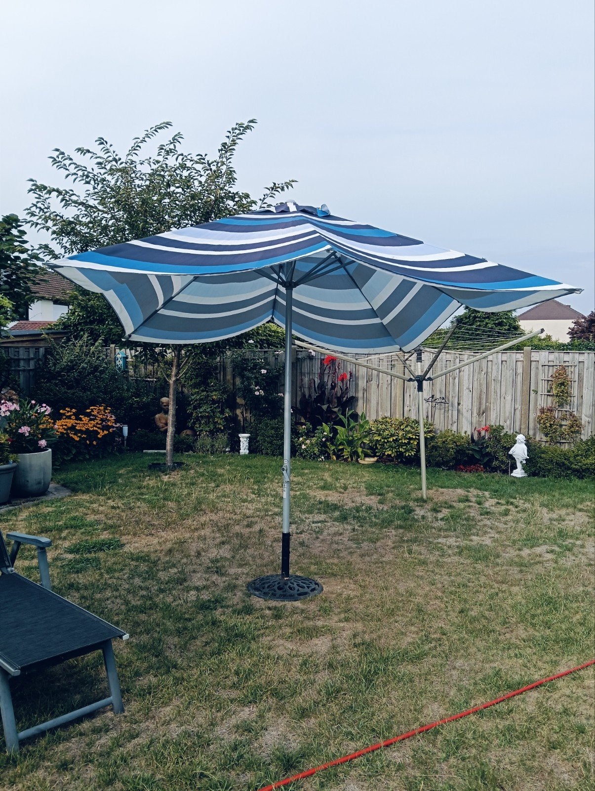 grote tuinparasol met zware gietijzeren voet, Tuin en Terras, Ophalen