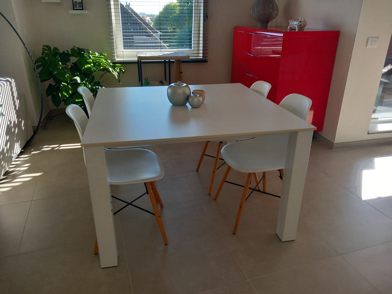 Tafel met 4 stoelen