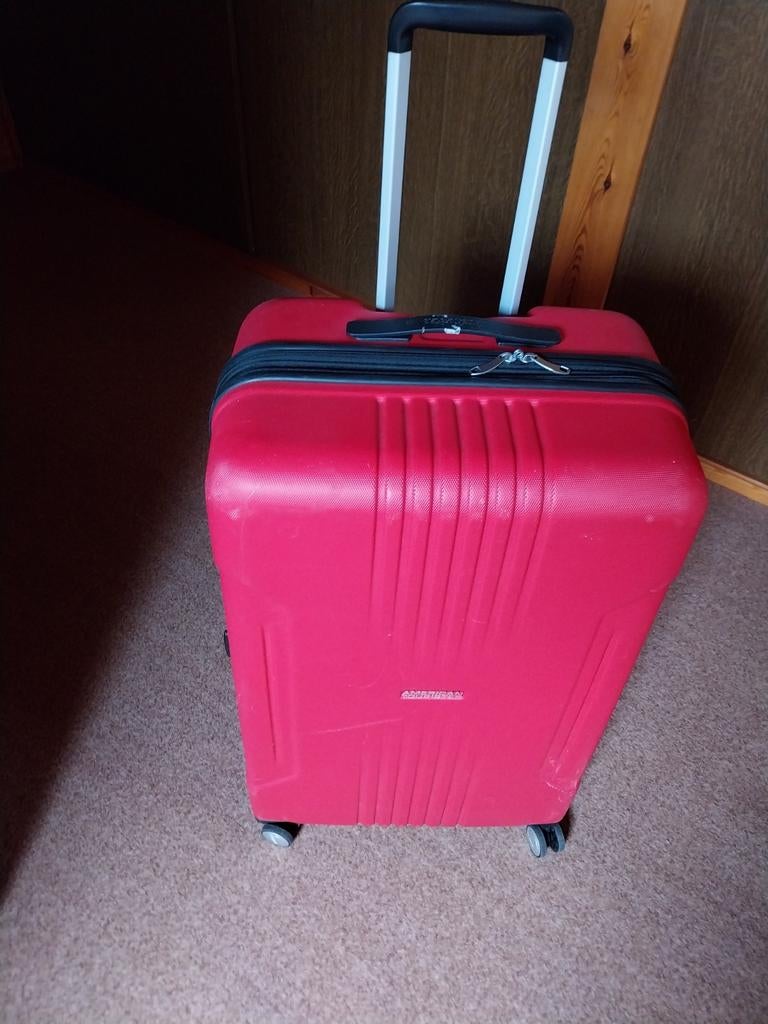 Koffer American Tourister rood lichtgewicht als NIEUW, Hard kunststof, 45 tot 55 cm, Zo goed als nieuw, 70 cm of meer