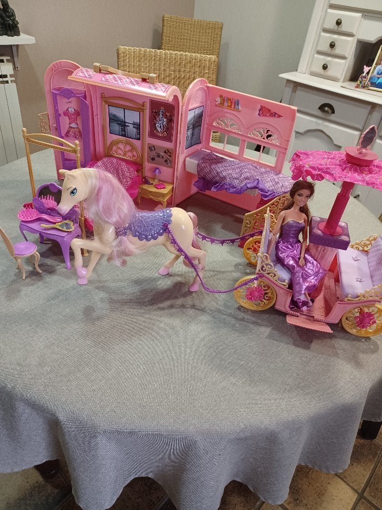 Barbie huis draagbaar met paard en koets, Kinderen en Baby's, Ophalen of Verzenden, Barbie