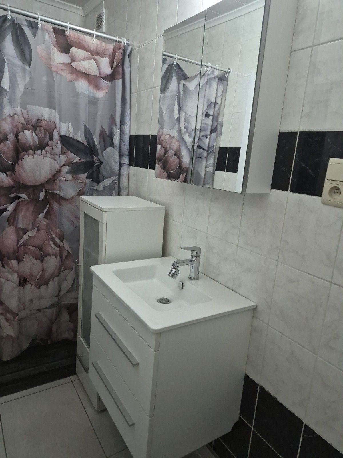 Complete witte set voor in de badkamer of douchekamer, Huis en Inrichting, Badkamer | Complete badkamers, Zo goed als nieuw, Ophalen