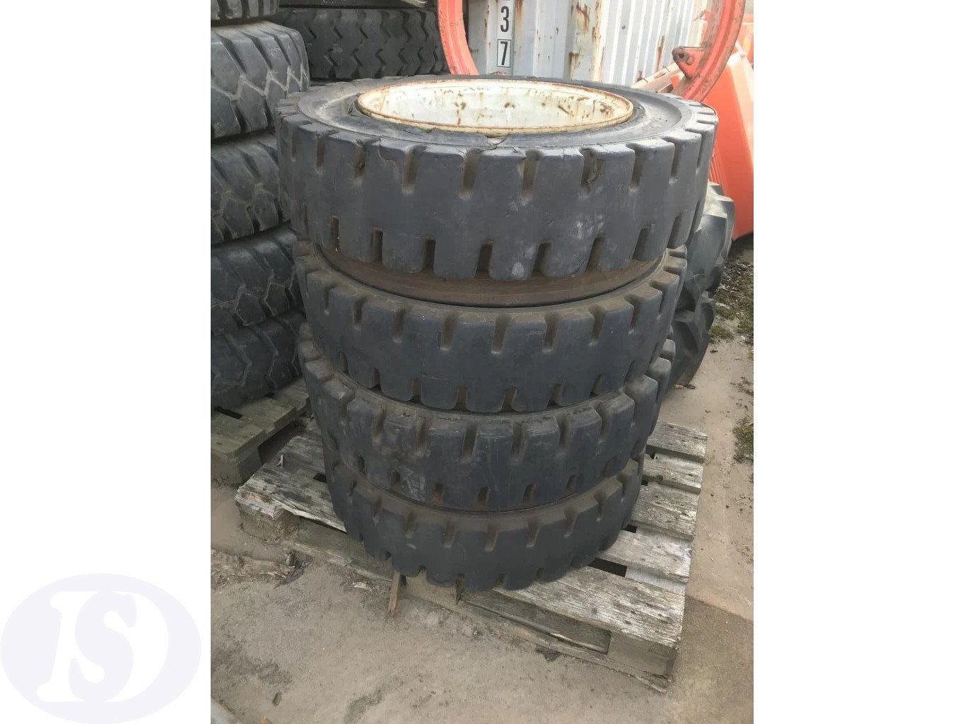 Vol Rubber 8.25-20, Articles professionnels, Machines & Construction | Pièces