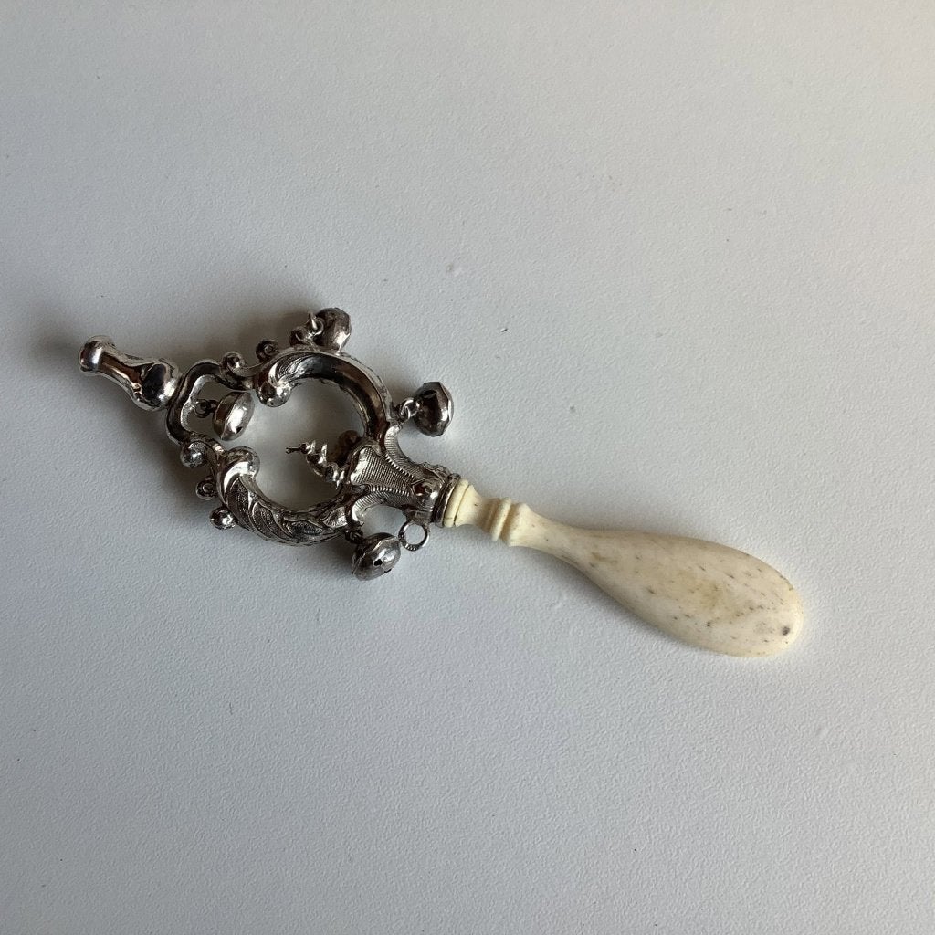 Hochet en argent antique avec sifflet et lapins, Antiquités & Art, Enlèvement ou Envoi
