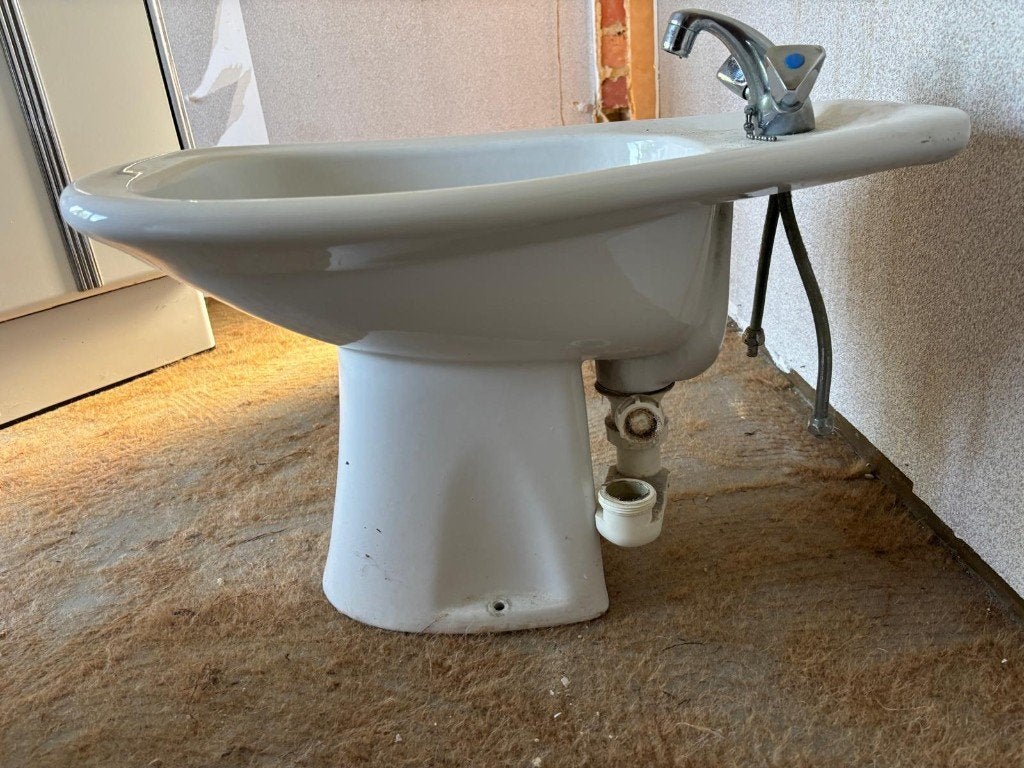 Degelijk wit keramisch bidet (vloermodel) – compleet!, Ophalen