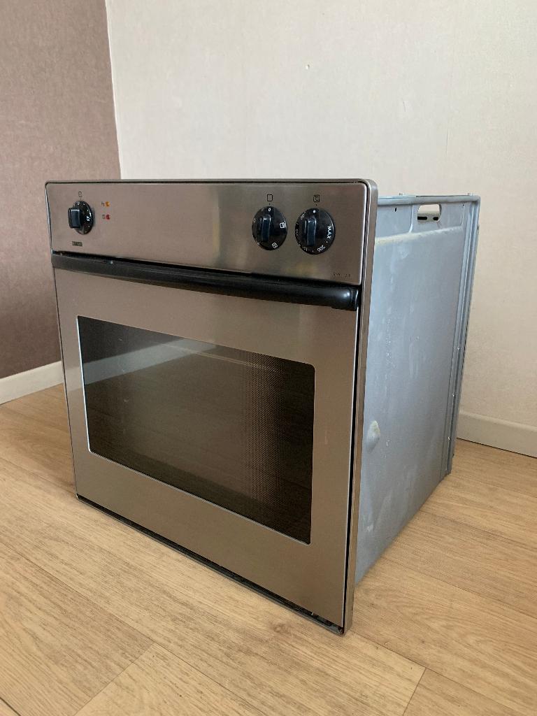 Four ZANUSSI encastrable, Electroménager, Fours, Utilisé, Encastré, Zanussi, 55 à 60 cm, 45 à 60 cm, Air chaud, Enlèvement