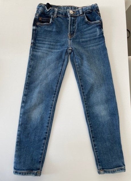 Licht blauwe jeans van ZARA maat 122, Kinderen en Baby's, Kinderkleding | Maat 122, Broek, Ophalen of Verzenden, Zo goed als nieuw