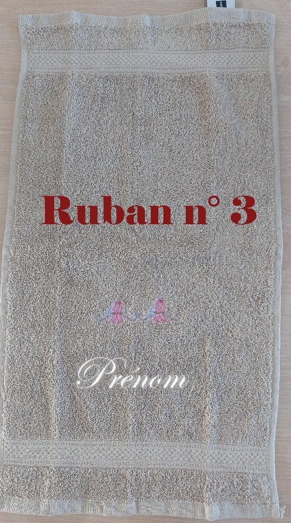 Serviette invité taupe brodée avec 2 rubans roses, Maison & Meubles, Neuf, Autres marques, Enlèvement ou Envoi, Beige
