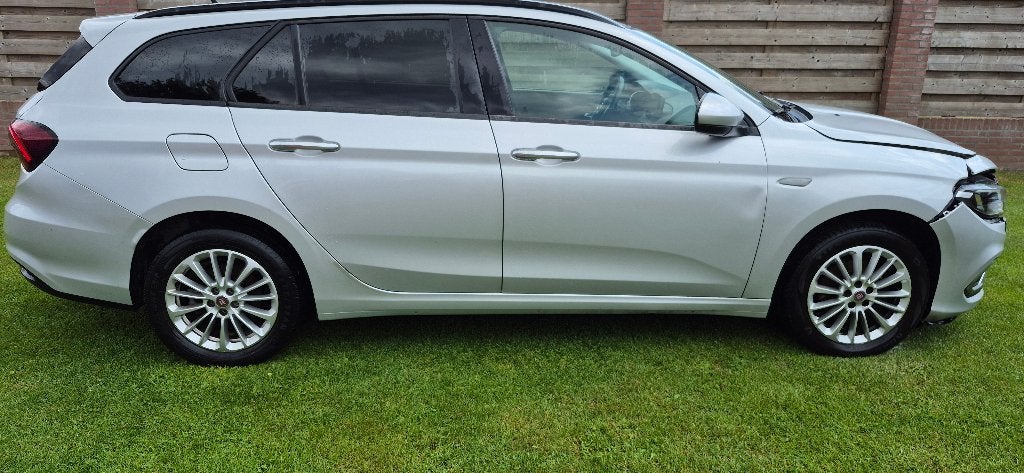 FIAT TIPO SW BENZINE BJ 2022  PLAATSCHADE, Autos : Divers, Voitures accidentées, Argent ou Gris, Boîte manuelle, Break, Enlèvement