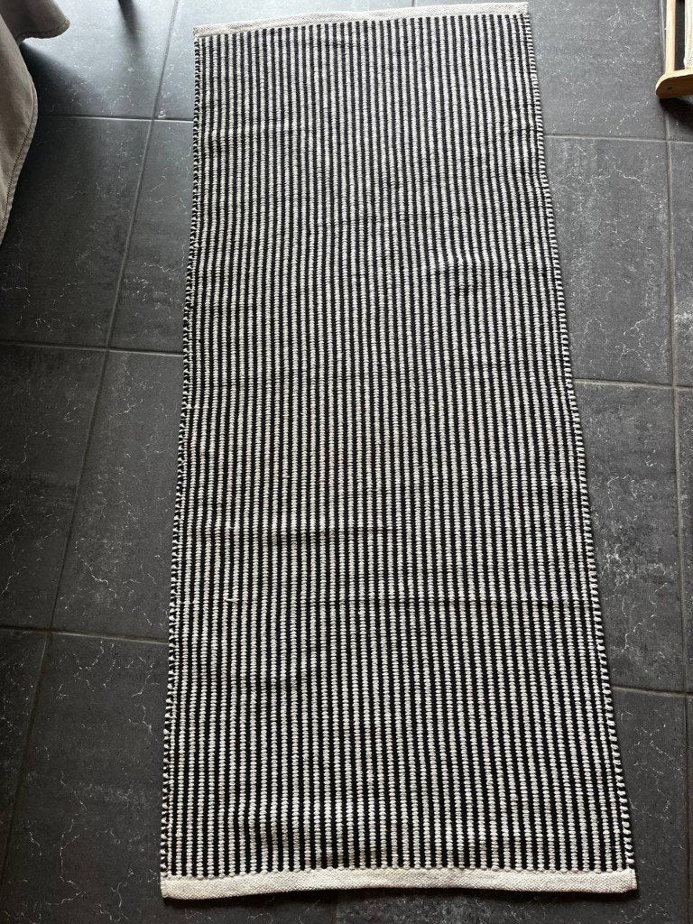 Wit zwart gestreept tapijt (Jysk), Ophalen, Minder dan 50 cm, 50 tot 100 cm, Zo goed als nieuw